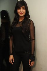 Shruthi Hassan at Yevadu App launch